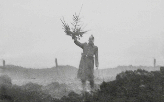 Soldado alemão segurando uma arvore de natal na "terra de ninguem"