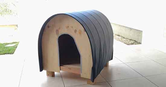Casinha de cachorro de madeira reaproveitada de uma cama Box